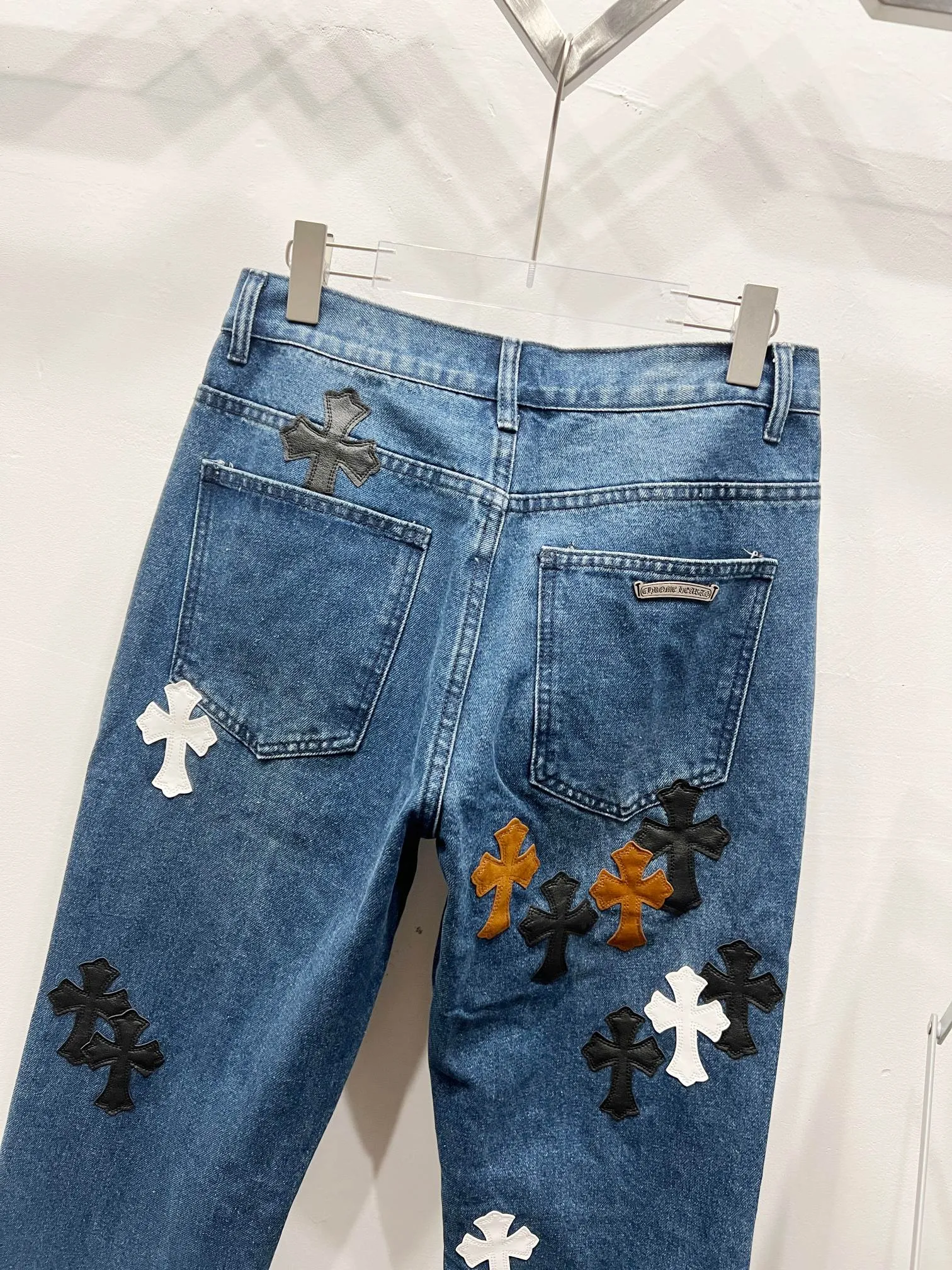 P260 Style number: (c011) Chrome Hearts CH Chrome Hearts 24SS vip custom-made double-knee leather flame high street cross jeans. Original purchased and patterned to truly restore the ultimate vintage texture. Italian special cowhide print and then cut. Customized sheepskin three-layer thick line leather. The whole body is spliced in heavy water washing process. Craftsmen hand-splash ink. You can see the details. Three-dimensional cutting version. Loose and comfortable, not flattering on the figure. Makes taller and slimmer. Seiko. Original factory quality control. Same style for men and women. Can be matched with couples. Versatile recommendation. Must-have jeans for all seasons. Color: blue. Size: 28, 30, 32, 34, 36 (S-xxl)